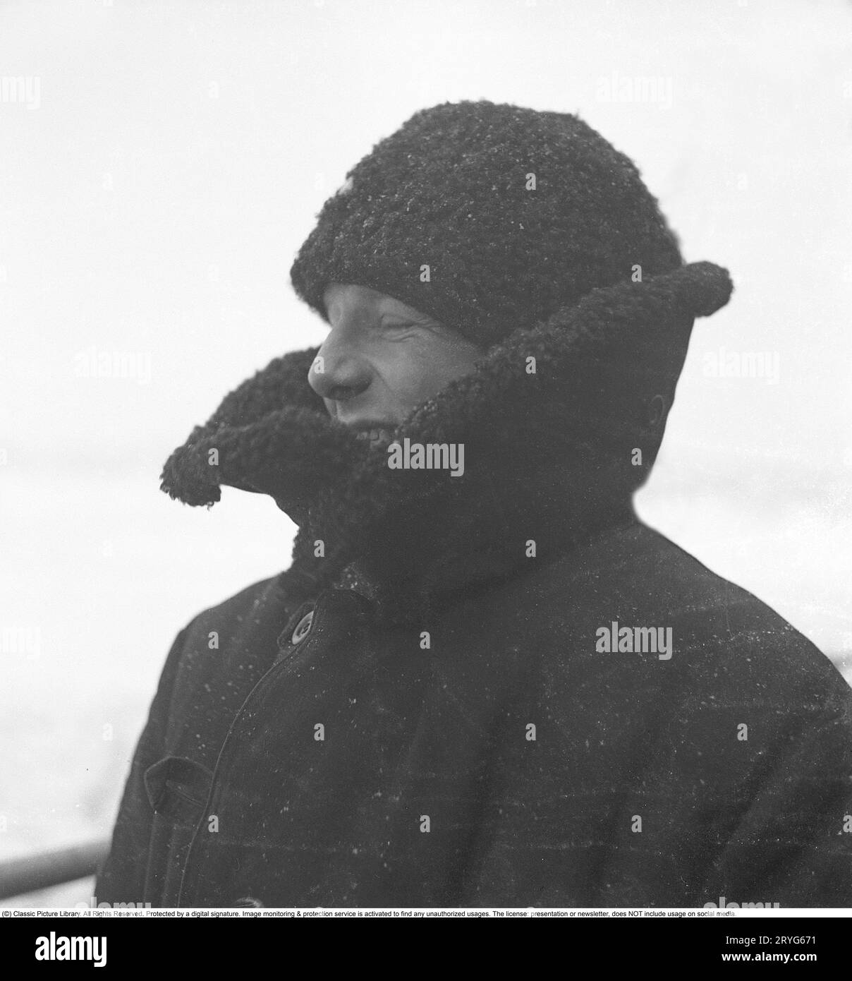 Winter auf See in den 1940er Jahren Ein Crewmitglied des schwedischen Eisbrechers Ymer, der im februar 1941 das Eis in den Binnengewässern an der schwedischen Küste bricht. Der Eisbrecher Ymer wurde 1931-1933 in Malmö gebaut und diente 44 Jahre lang als Eisbrecher, bis er 1976 verkauft und verschrottet wurde. Die Winter während des Zweiten Weltkriegs waren oft außergewöhnlich kalt und das Eis wurde zu einem großen Problem für die Schifffahrt und das Militär. Ymer war der erste große Eisbrecher auf See, der mit einem Diesel-Elektroantrieb ausgestattet war, eine Art, Schiffe anzutreiben, die heute üblich sind. Die Winter während der Zeit des W Stockfoto