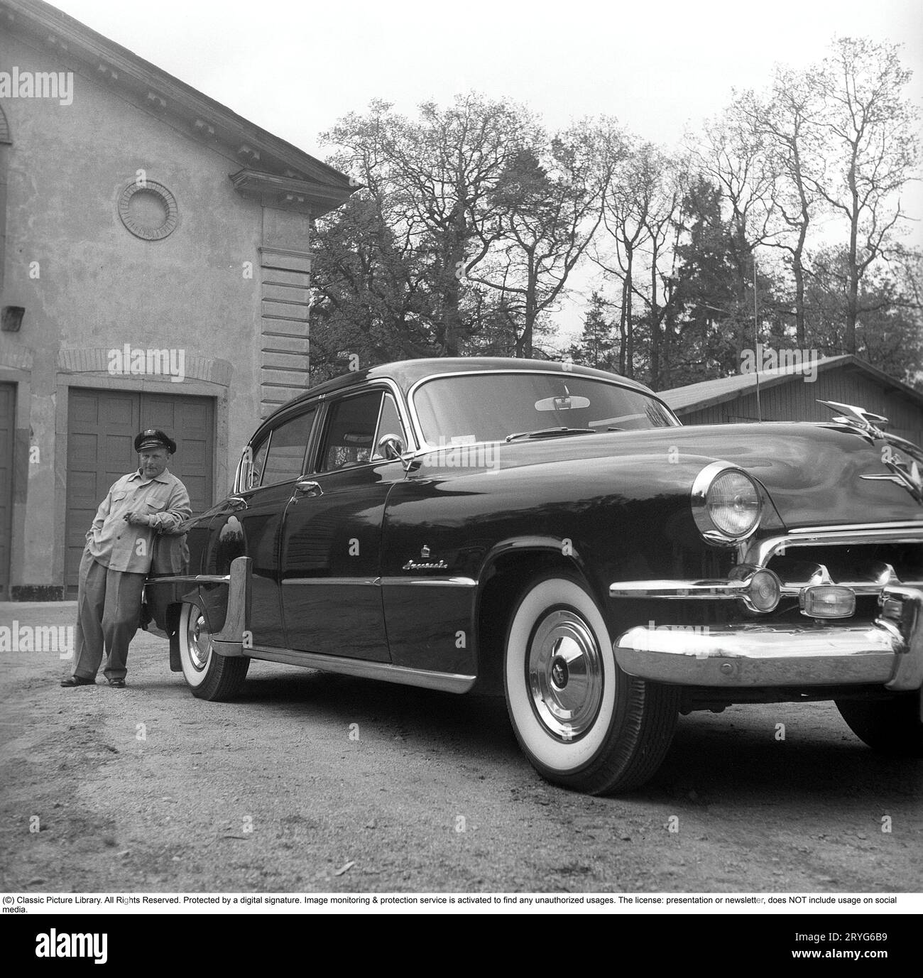 In den 1950er Jahren Ein Mann an seinem Auto und er ist sichtlich stolz und vielleicht ein wenig komisch. Vielleicht nicht so seltsam, da er der Besitzer eines beeindruckenden amerikanischen Autos der Marke Chrysler Imperial ist. In den 1950er Jahren wurden viele Details verchromt: grill, Stoßfänger, Formteile. Schweden 1951. Kristoffersson ref BP31-4 Stockfoto