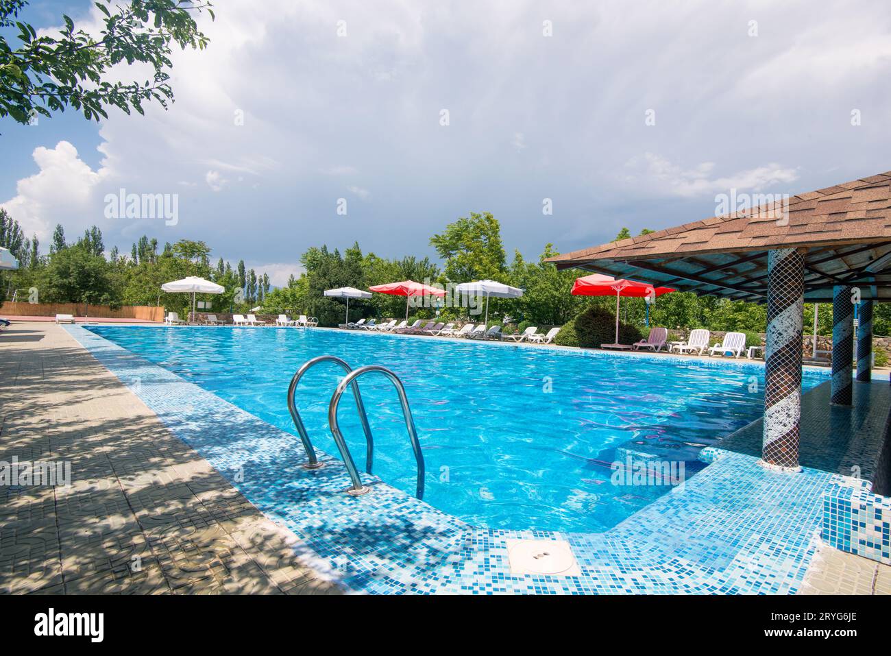 Ein blauer privater Pool in einem Resort in den Bergen Zentralasiens Stockfoto