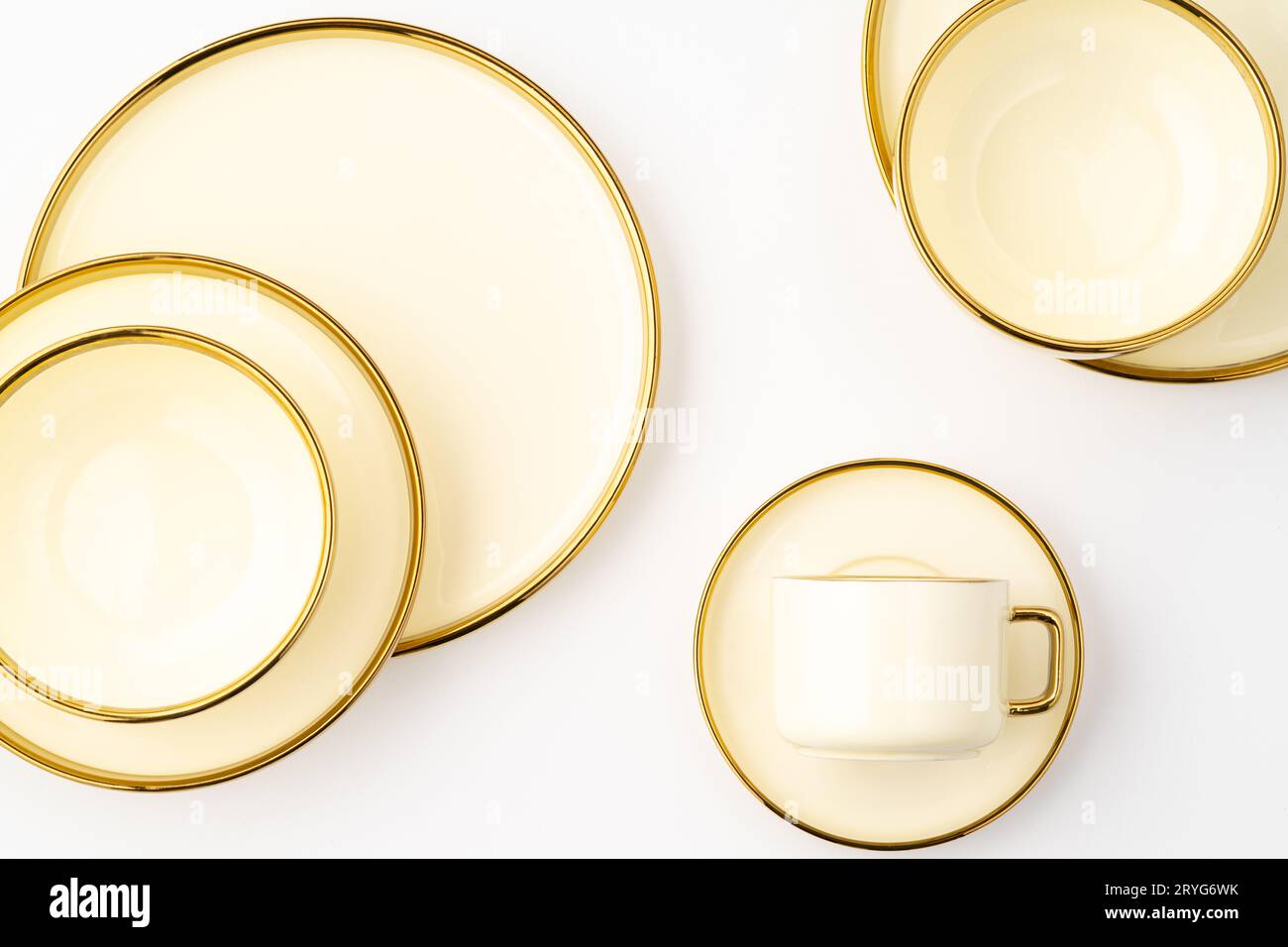 Ein Set aus goldenen Luxus-Keramik-Küchenutensilien auf weißem Hintergrund Stockfoto