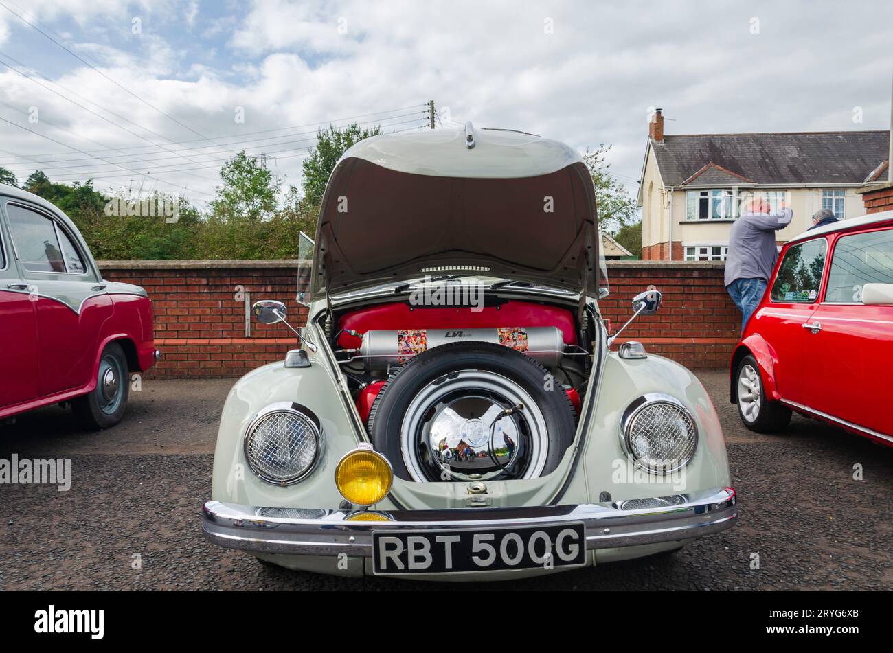 Carryduff, County Down Nordirland 23. September 2023 - Volkswagen Beetle Oldtimer mit offenem Kofferraum, der den Reserverad und den Luftkühler zeigt Stockfoto