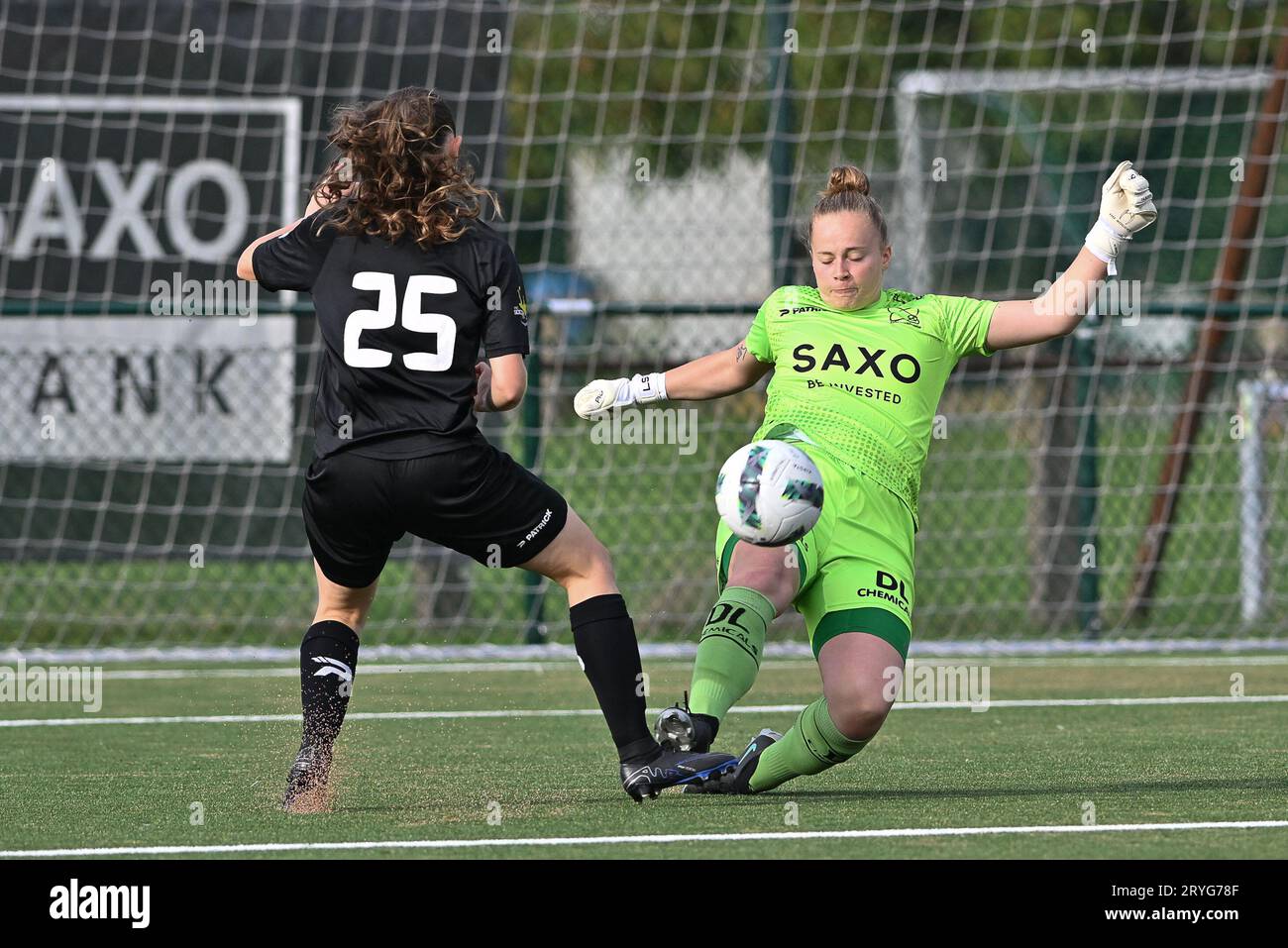 Zulte, Belgien. September 2023 30. Eugenie Verstraelen (25) von Woluwe und Torhüterin Lowiese Seynhaeve (1) von Zulte-Waregem, dargestellt während eines Fußballspiels zwischen SV Zulte - Waregem und White Star Woluwe am fünften Spieltag der Saison 2023 - 2024 der belgischen Lotto Womens Super League, am Samstag, den 30. September 2023 in Zulte, BELGIEN. Quelle: Sportpix/Alamy Live News Stockfoto