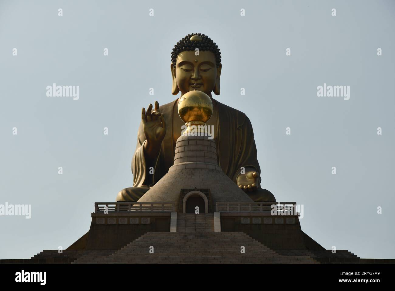 Grandiose Aufnahme der riesigen Buddha-Statue im Fo Guang Shan-Tempel, Dashu, Kaohsiung, Taiwan Stockfoto