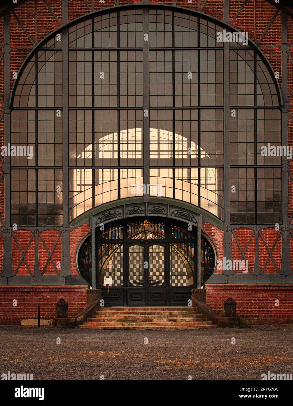 Vertikale Aufnahme des Majestic-Eingangs zum Zollern-Bergwerk in Dortmund Stockfoto