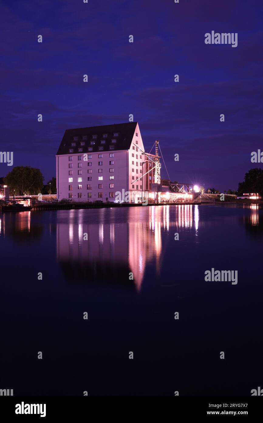 Altes Lagerhaus mit weißer Fassade bei Nacht am alten Hafen in Münster in Westfalen, Nordrhein-Westfalen Deutschland Stockfoto