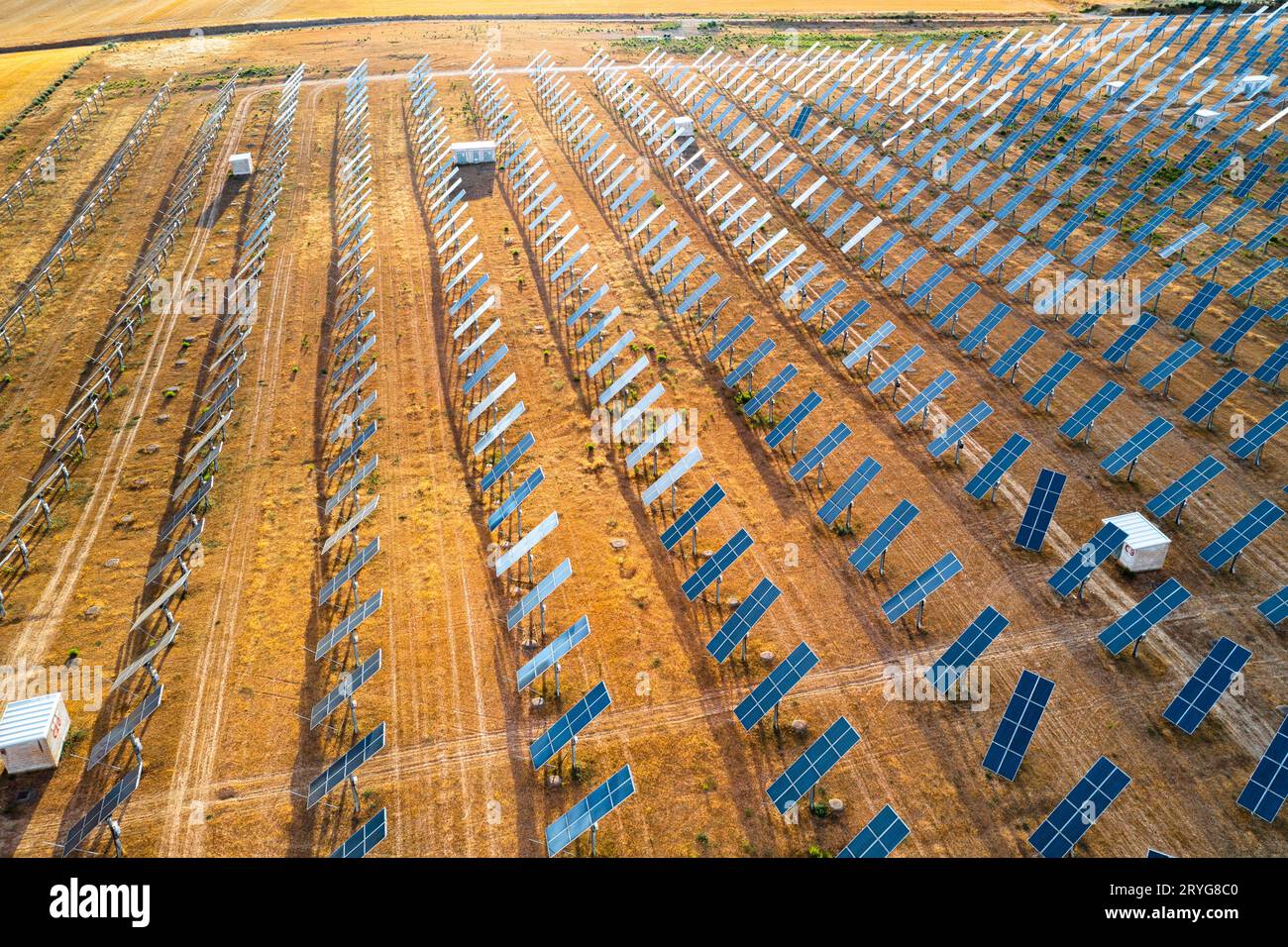 Luftaufnahme eines Solarkraftwerks und Solarenergiekollektoren in einem ländlichen Feld. Navarra, Spanien. Europa. Umweltkonzept. Stockfoto