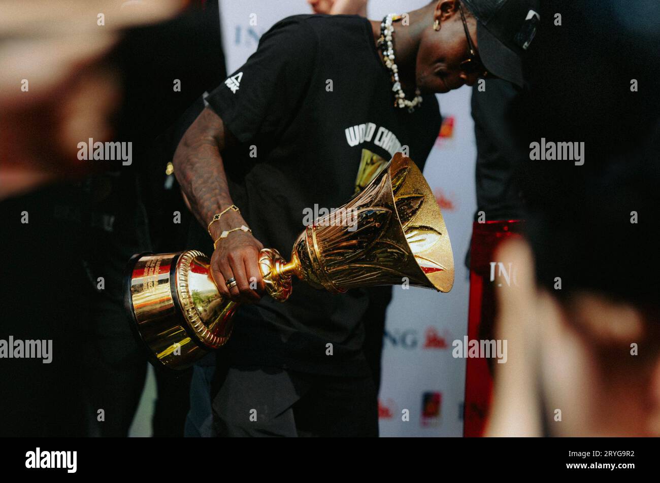 Frankfurt, Deutschland. Oktober 2023. Frankfurt, 12. September Dennis Schroeder ( 17 Deutschland ) feiert mit der Trophäe die Deutsche Basketball-Nationalmannschaft - Basketball-Weltcupsieger 2023 im ING Headquater in Frankfurt. (Julia Kneissl/SPP) Credit: SPP Sport Press Photo. Alamy Live News Stockfoto