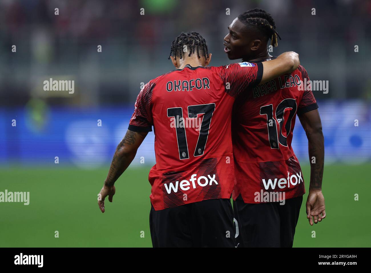 Milano, Italien. September 2023 30. Noah Okafor und Rafael Leao vom AC Mailand feiern, nachdem sie das Fußballspiel der Serie A zwischen AC Mailand und SS Lazio gewonnen haben. Dank: Marco Canoniero/Alamy Live News Stockfoto