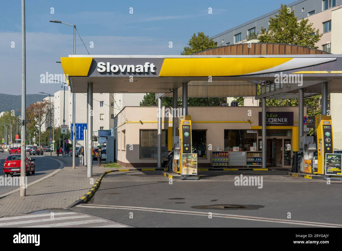 Bratislava, Slowakei - 16. Oktober 2022: Kraftstoffdüsen an einer slowakischen Tankstelle. Tankstelle. Tankstelle. Stockfoto