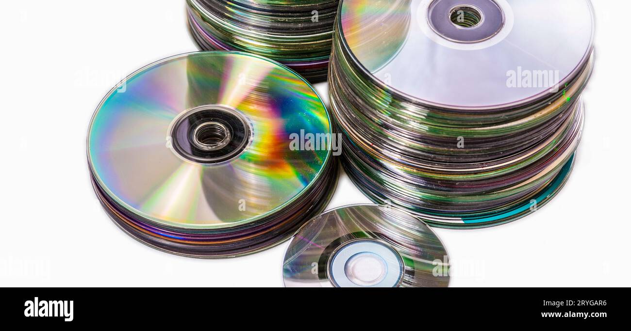 Heap von alten gebrauchten cd- und Mini-Disks. Isoliert über weißem Hintergrund Stockfoto