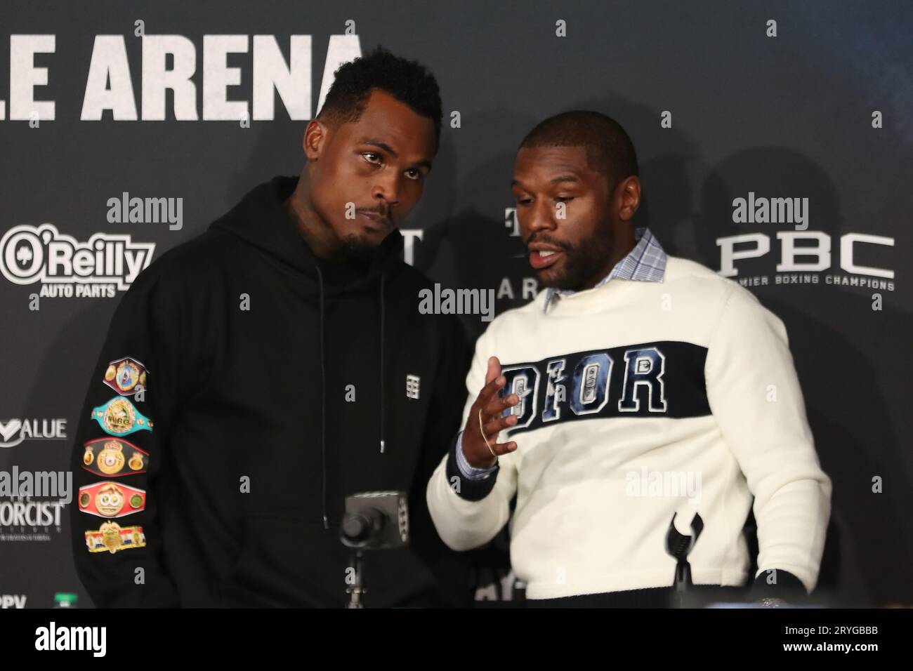 Las Vegas, Nevada, Usa. September 2023 30. LAS VEGAS, NEVADA - September 30: Jermell Charlo und Floyd Mayweather sprechen während der Pressekonferenz nach dem 12-Runden-Hauptkampf des unangefochtenen Super Middleweight World Title bei den Premier Boxing Champions - Canelo vs Charlo in der T-Mobile Arena am 30. September 2023 in Las Vegas, Nevada. (Foto: Alejandro Salazar/PxImages/SIPA USA) Credit: SIPA USA/Alamy Live News Stockfoto