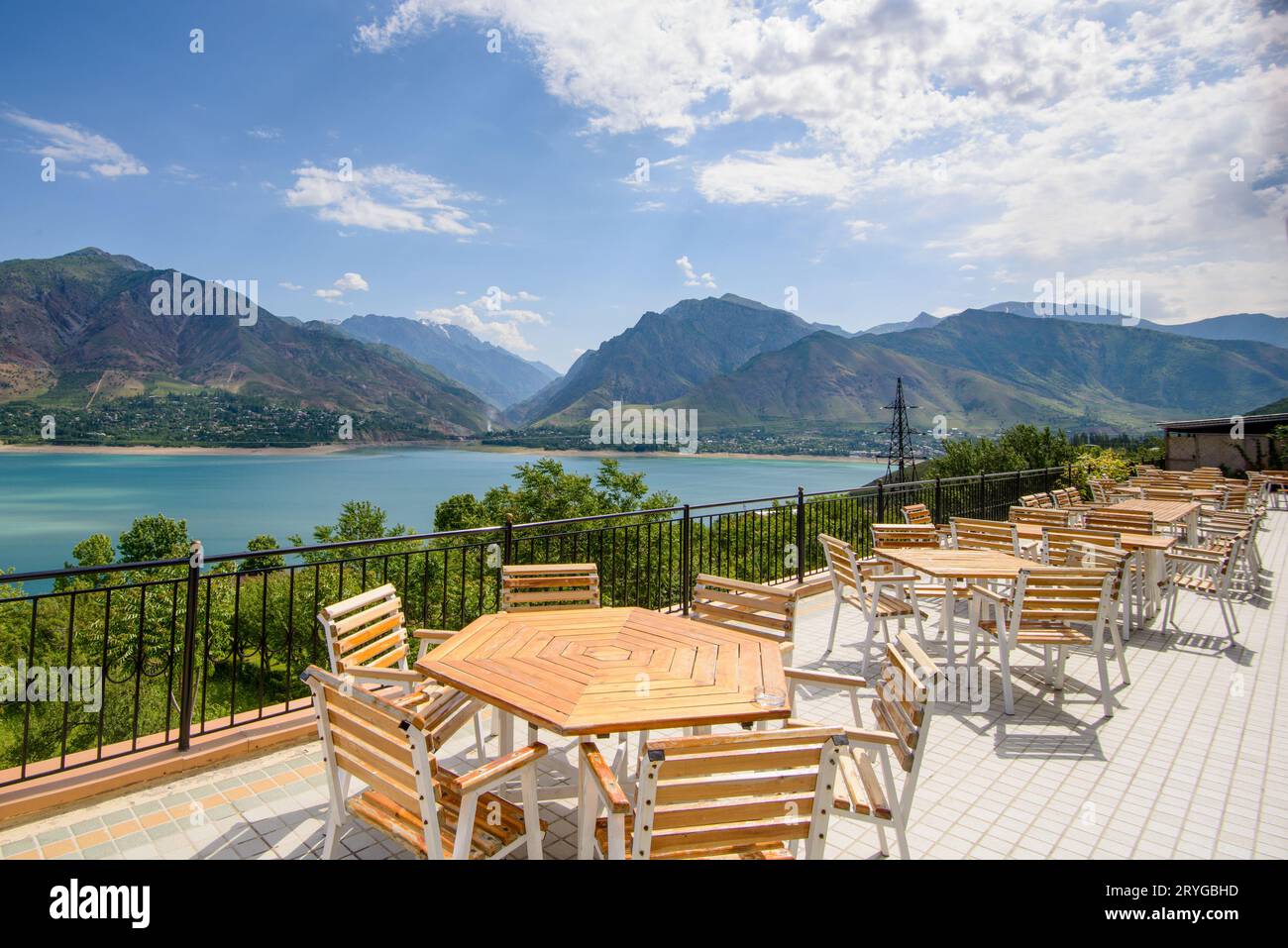 Eine wunderschöne Aufnahme von Café-Sitzen im Freien nahe der Küste in einem Resort in den Bergen Zentralasiens Stockfoto