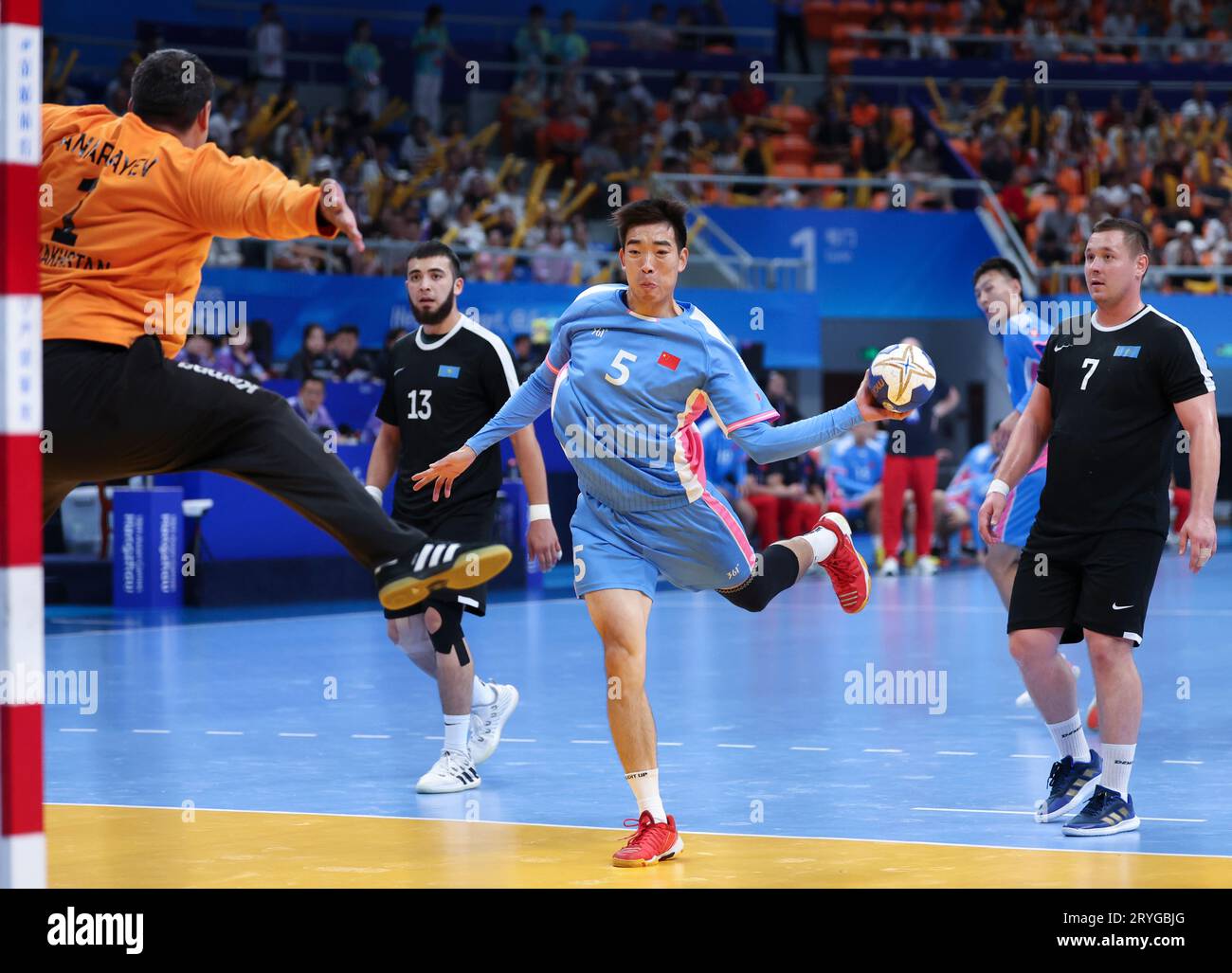 Hangzhou, chinesische Provinz Zhejiang. Oktober 2023. Er Zheng (C) aus China schießt während des Handball-Männer-Hauptrundenspiels zwischen China und Kasachstan bei den 19. Asienspielen in Hangzhou, ostchinesische Provinz Zhejiang, 1. Oktober 2023. Quelle: Meng Chenguang/Xinhua/Alamy Live News Stockfoto