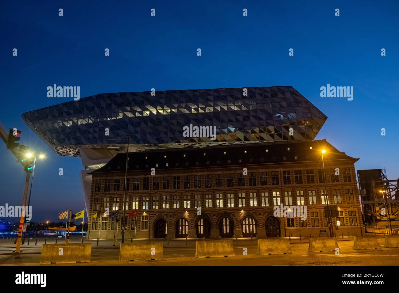 ANTWERPEN, BELGIEN, 04 20 2022, das moderne architektonische Wahrzeichen des Hafens Antwerpen-Brügge in der Stockfoto