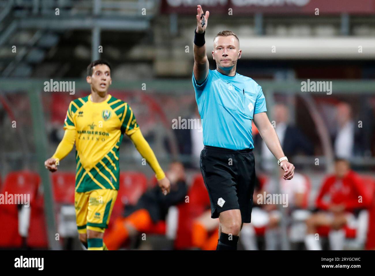 Maastricht, Niederlande. September 2023 29. Schiedsrichter Martijn Vos während des Keuken Kampioen Divisie-Spiels zwischen MVV und ADO den Haag am 29. September 2023 in Maastricht, Niederlande Credit: dpa/Alamy Live News Stockfoto