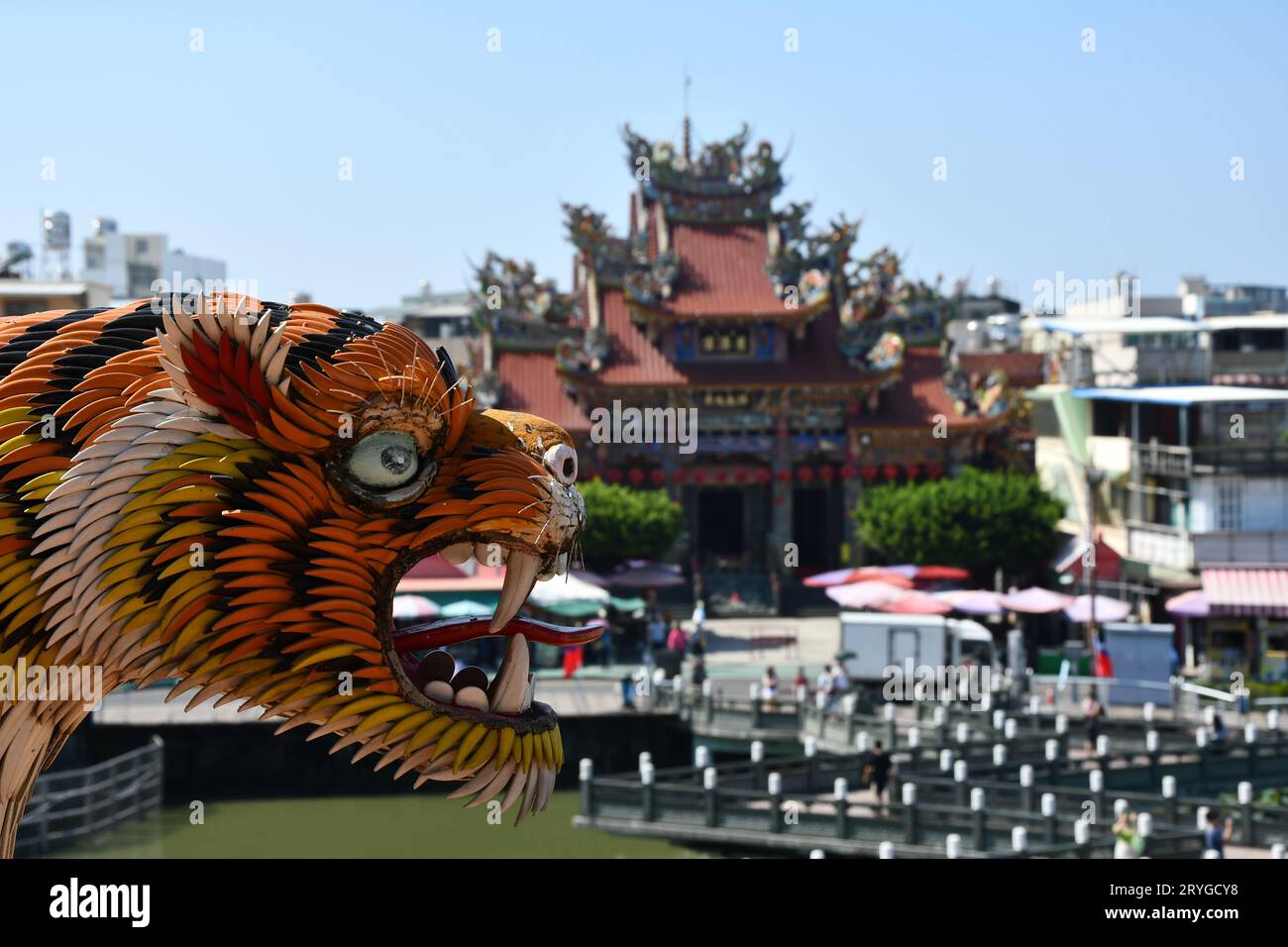 Nahaufnahme des Drachentigers auf einem Tempel am Lotussee in Kaohsiung, Taiwan Stockfoto