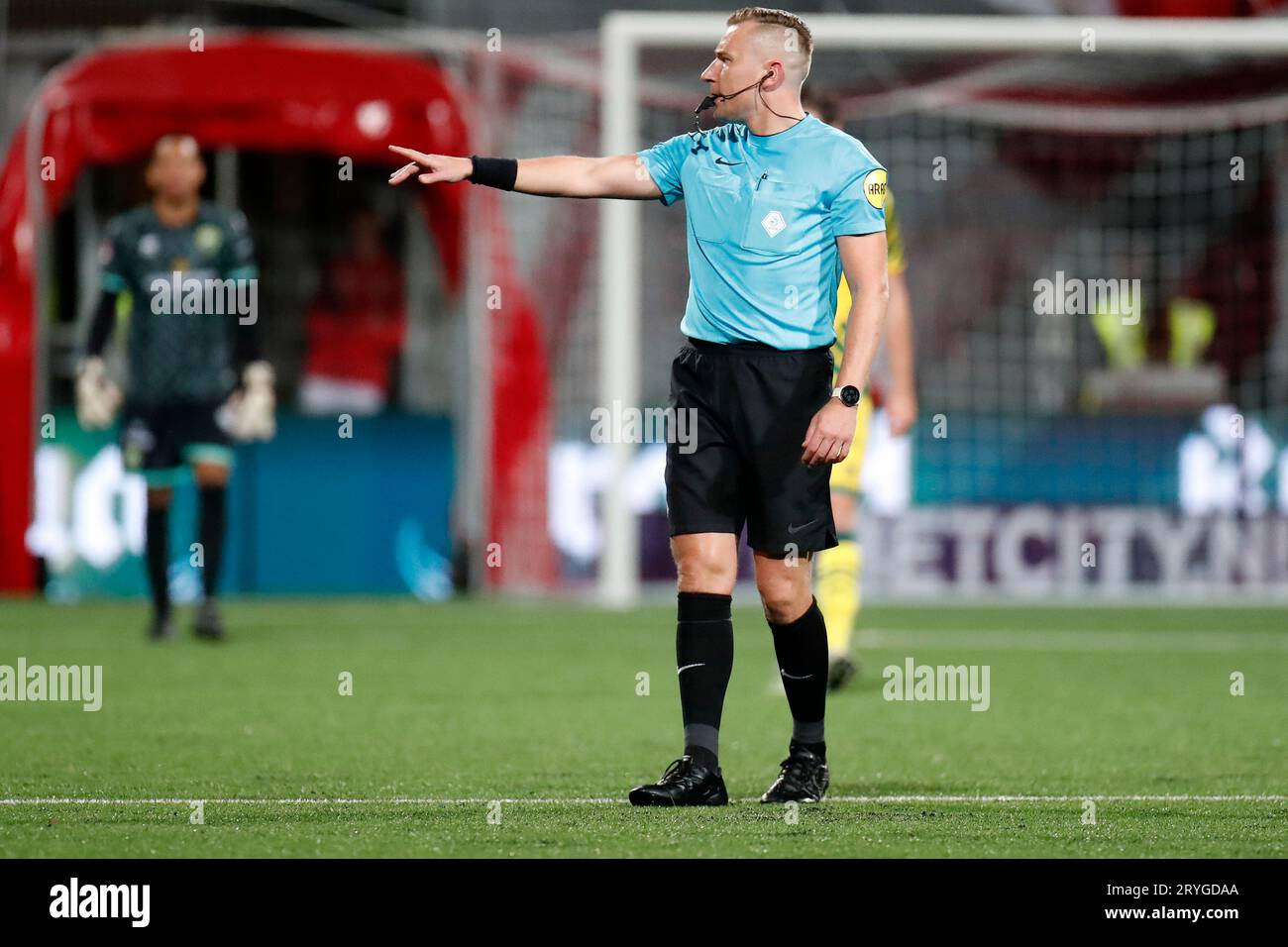 Maastricht, Niederlande. September 2023 29. Schiedsrichter Martijn Vos spricht mit den Spielern während des niederländischen Keuken Kampioen Divisie-Spiels zwischen MVV und ADO den Haag am 29. September 2023 in Maastricht, Niederlande Credit: dpa/Alamy Live News Stockfoto