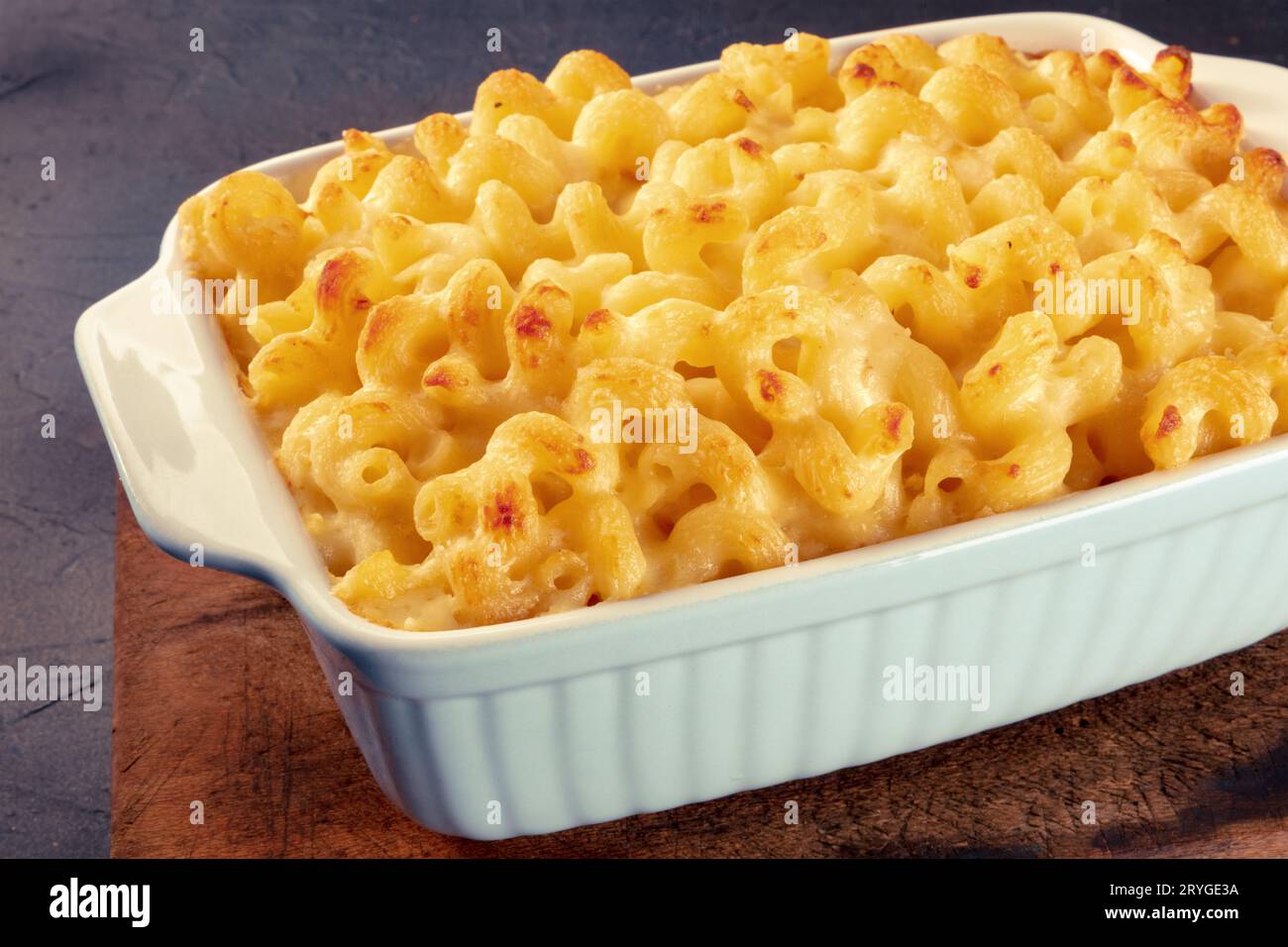 Makkaroni und Käse Nudeln in einem Auflauf, käsiges amerikanisches Gericht, gebacken Stockfoto