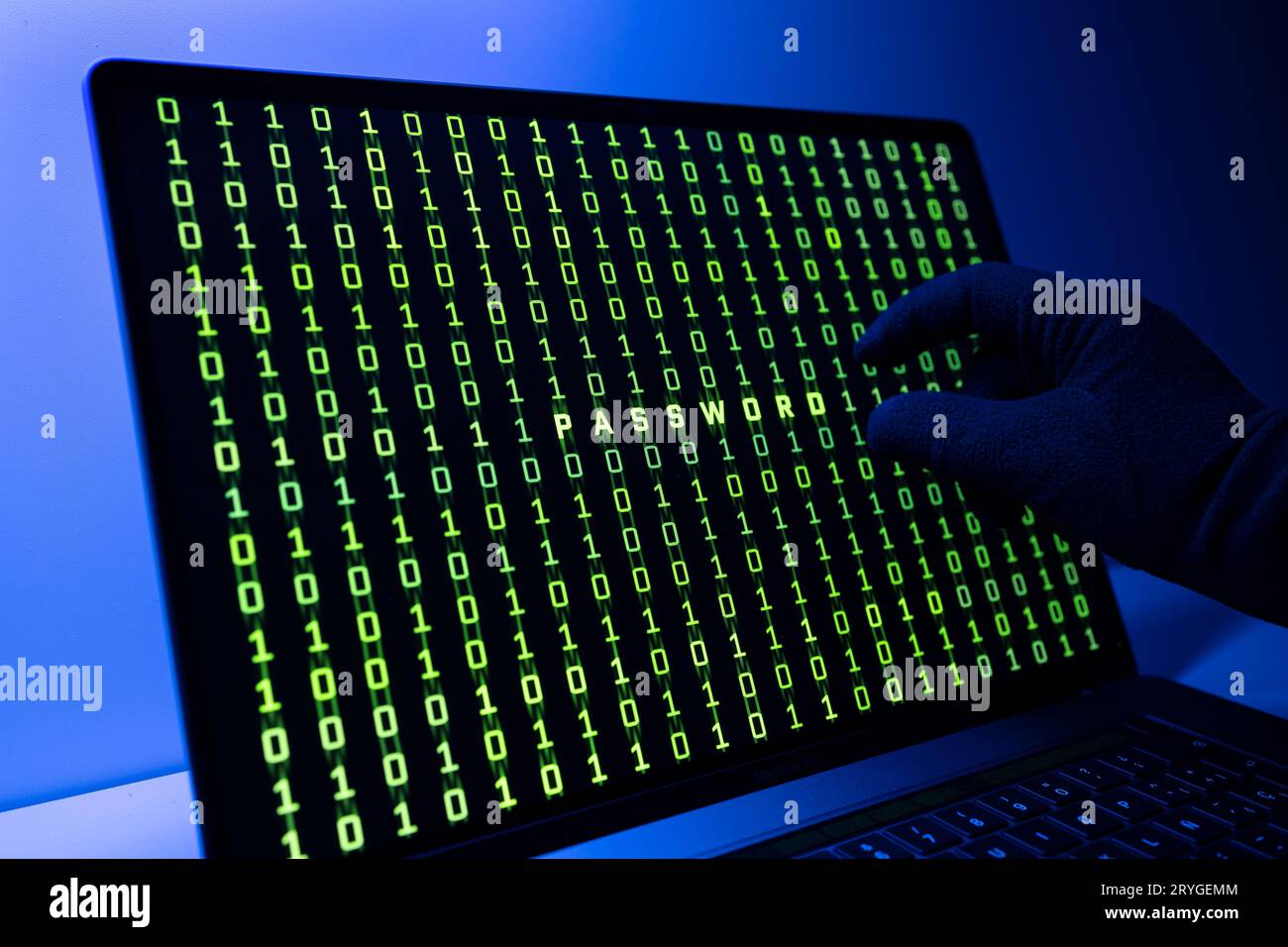 Passwortdiebstahl. Handschuhen, Binärcode und Passwort Wort auf Laptop-Computer-Bildschirm Stockfoto