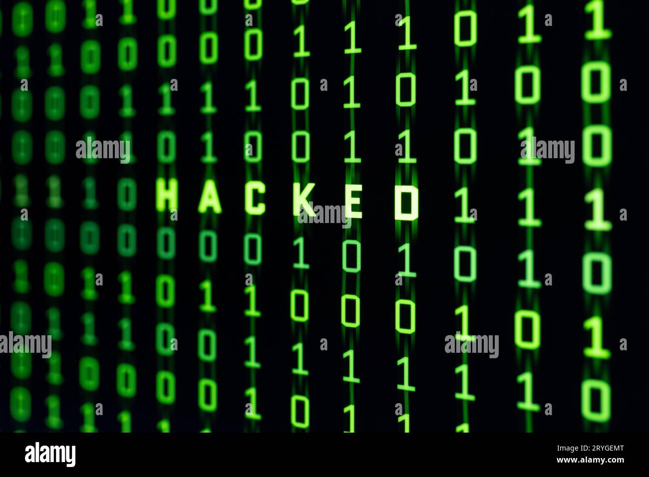 Gehacktes Wort auf Binärcode-Hintergrund eines Computerbildschirms Stockfoto