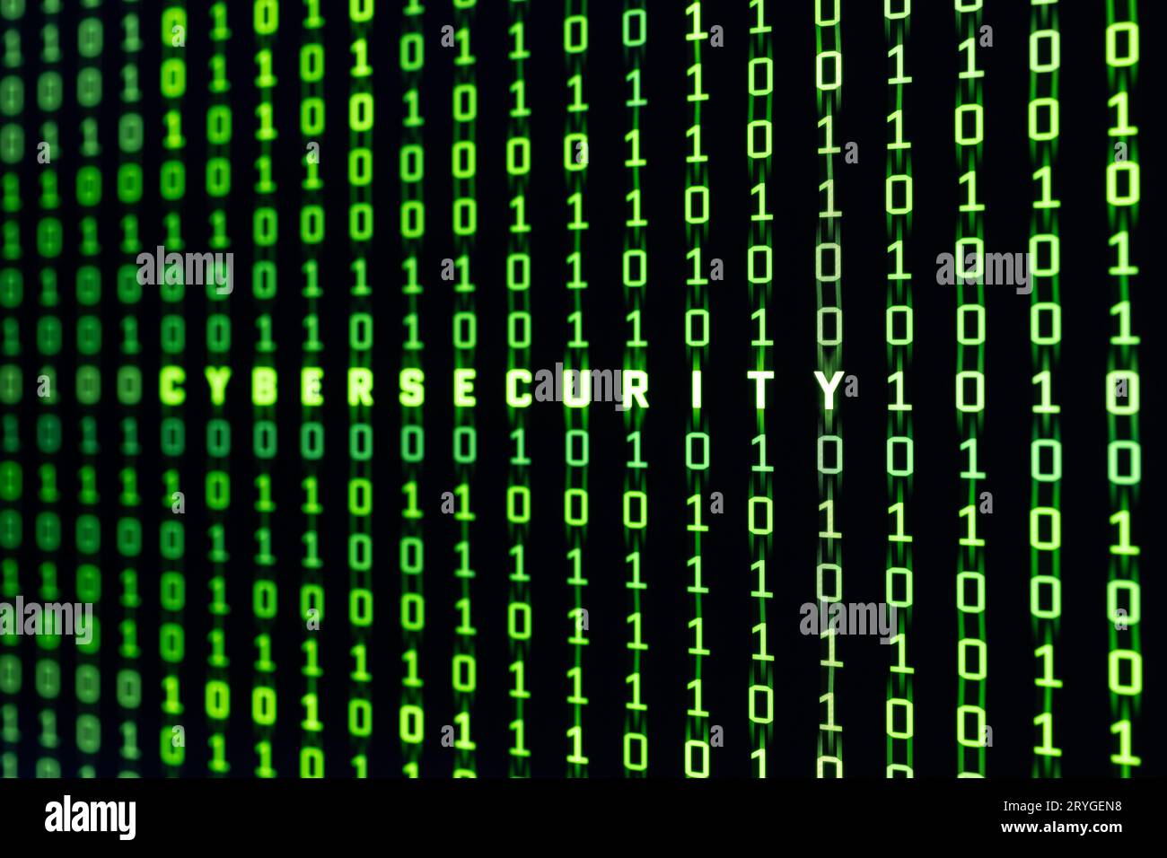 Cyber-Sicherheitskonzept. Cybersecurity-Wort auf Binärcode-Hintergrund eines Computerbildschirms Stockfoto