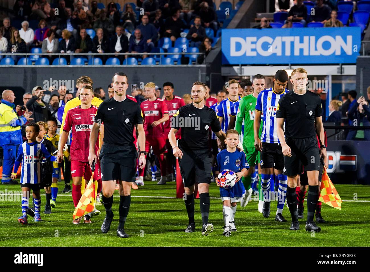 Eindhoven, Niederlande. September 2023 29. EINDHOVEN, NIEDERLANDE - SEPTEMBER 29: Schiedsrichterassistent Jari van Westen, Schiedsrichter Laurens Gerrets und Schiedsrichterassistent Yorick Weterings während des Keuken Kampioen Divisie-Spiels zwischen dem FC Eindhoven und dem FC Dordrecht im Jan Louwers Stadion am 29. September 2023 in Eindhoven, Niederlande. (Foto: Joris Verwijst/Orange Pictures) Credit: dpa/Alamy Live News Stockfoto