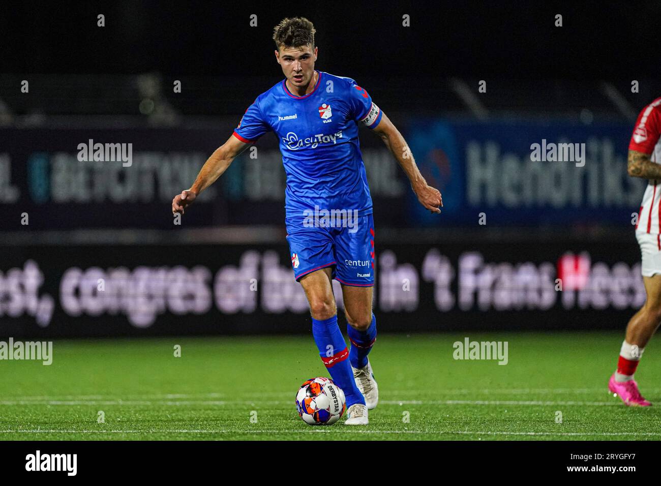 Oss, Niederlande. September 2023 29. OSS, NIEDERLANDE - SEPTEMBER 29: Jari Vlak vom FC Emmen dribbelt beim niederländischen Keukenkampioendivisie-Spiel zwischen TOP Oss und FC Emmen im Frans Heesen Stadion am 29. SEPTEMBER 2023 in Oss, Niederlande. (Foto: Jeroen Meuwsen/Orange Pictures) Credit: dpa/Alamy Live News Stockfoto