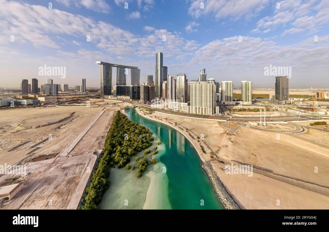 Aus der Vogelperspektive von der Drohne auf den sich entwickelnden Teil der Insel Al Reem in Abu Dhabi an einem bewölkten Tag Stockfoto