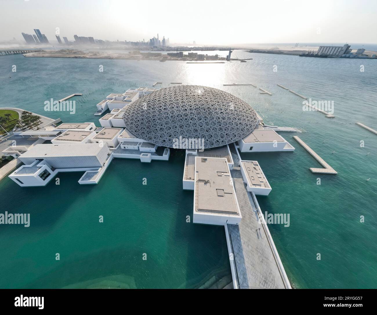 Abu Dhabi, VAE - 8. November 2021: Luftansicht auf das Louvre-Museum zur goldenen Stunde Stockfoto