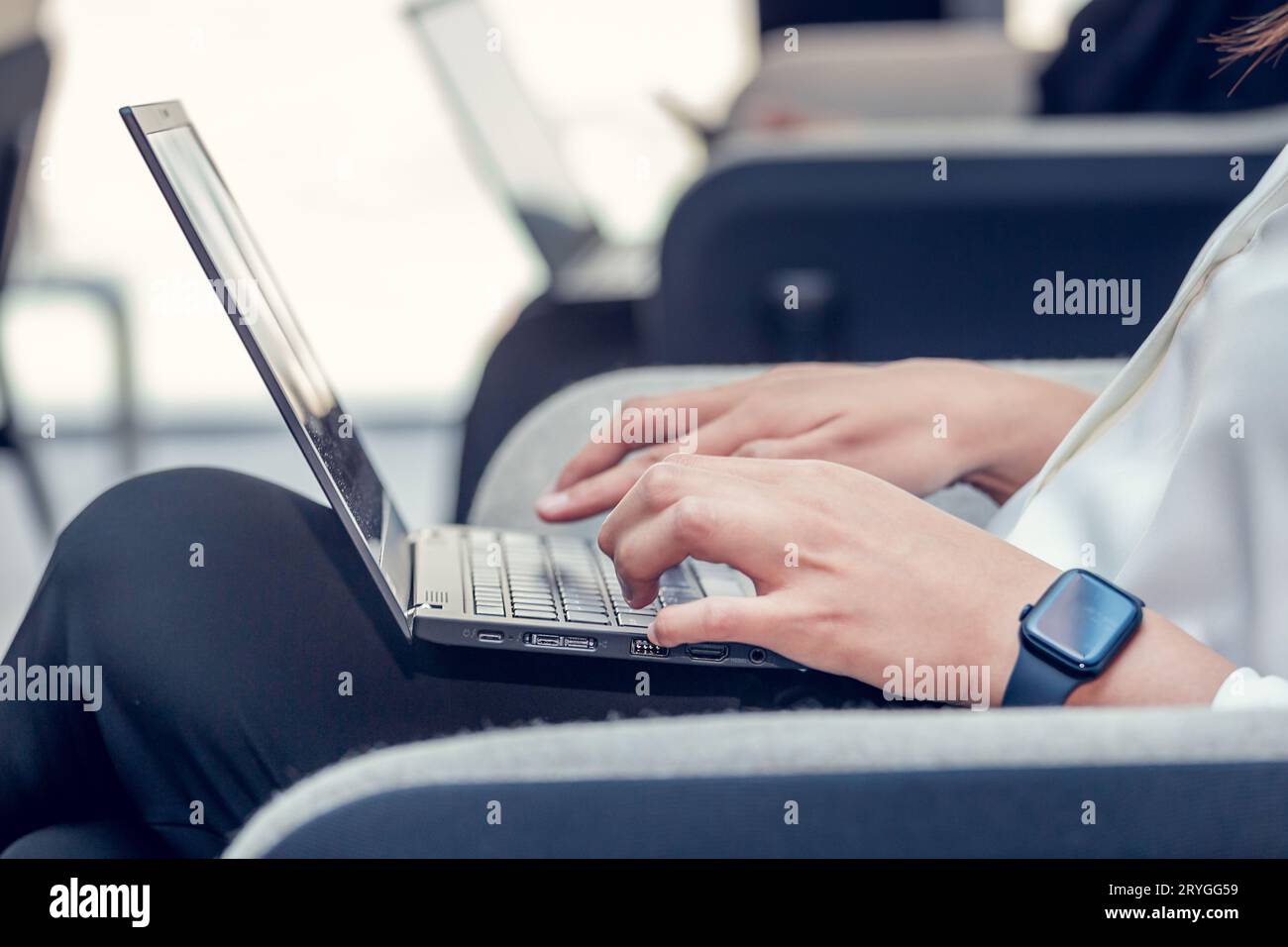 Junge Millennials-Frau, die am Laptop schreibt. Hände nur im Rahmen. Dynamischer Arbeitsplatz bei Tageslicht. Stockfoto