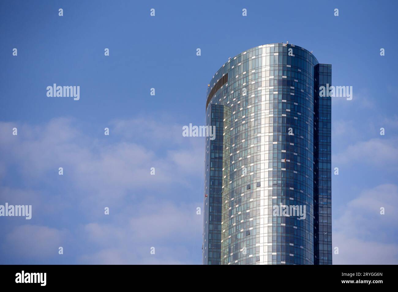 Moderner Hochhaus vor dem blauen Himmel in Abu Dhabi, VAE Stockfoto