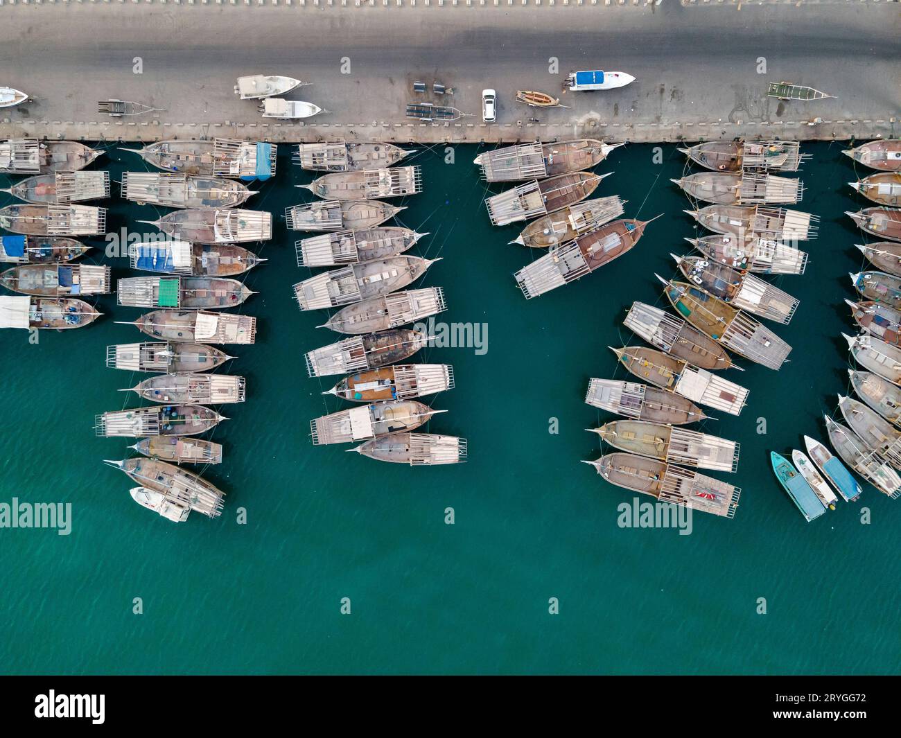 Blick aus der Vogelperspektive auf alte Fischerboote am Ufer in Abu Dhabi Stockfoto