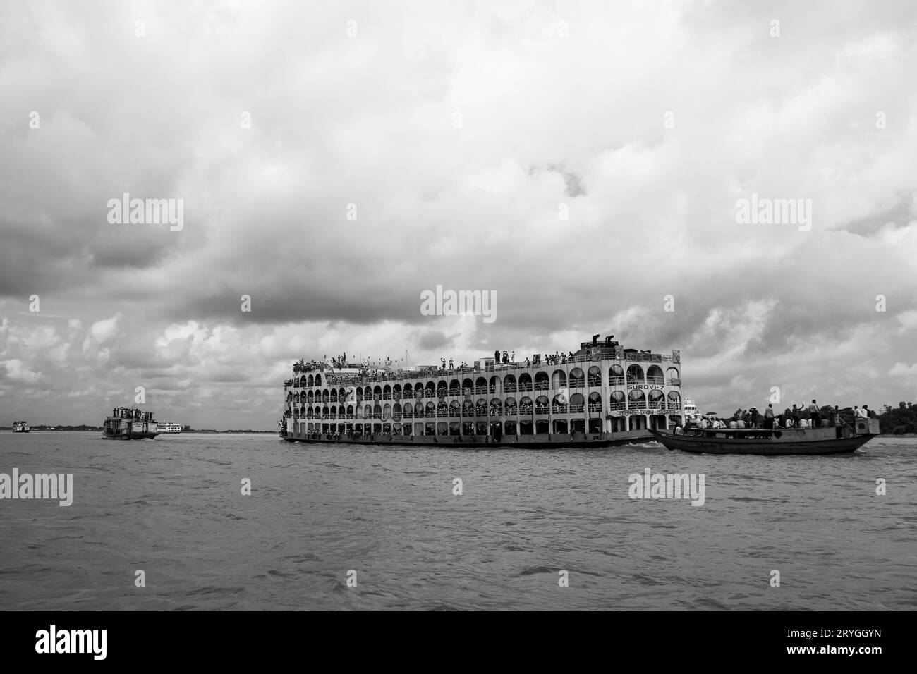 Traditionelle Bootsstation, Lebensstil der Menschen und bewölkter Himmel, aufgenommen am 25. Juni 2022, aus Jajira, Bangladesch Stockfoto