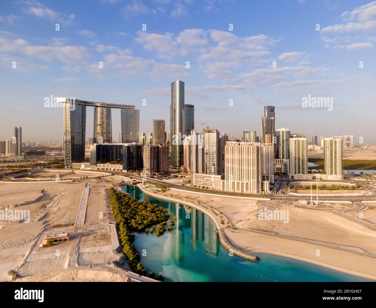 Abu Dhabi, VAE - 8. Januar 2022: Drohnenansicht auf einen sich entwickelnden Teil der Insel Al Reem in Abu Dhabi Stockfoto