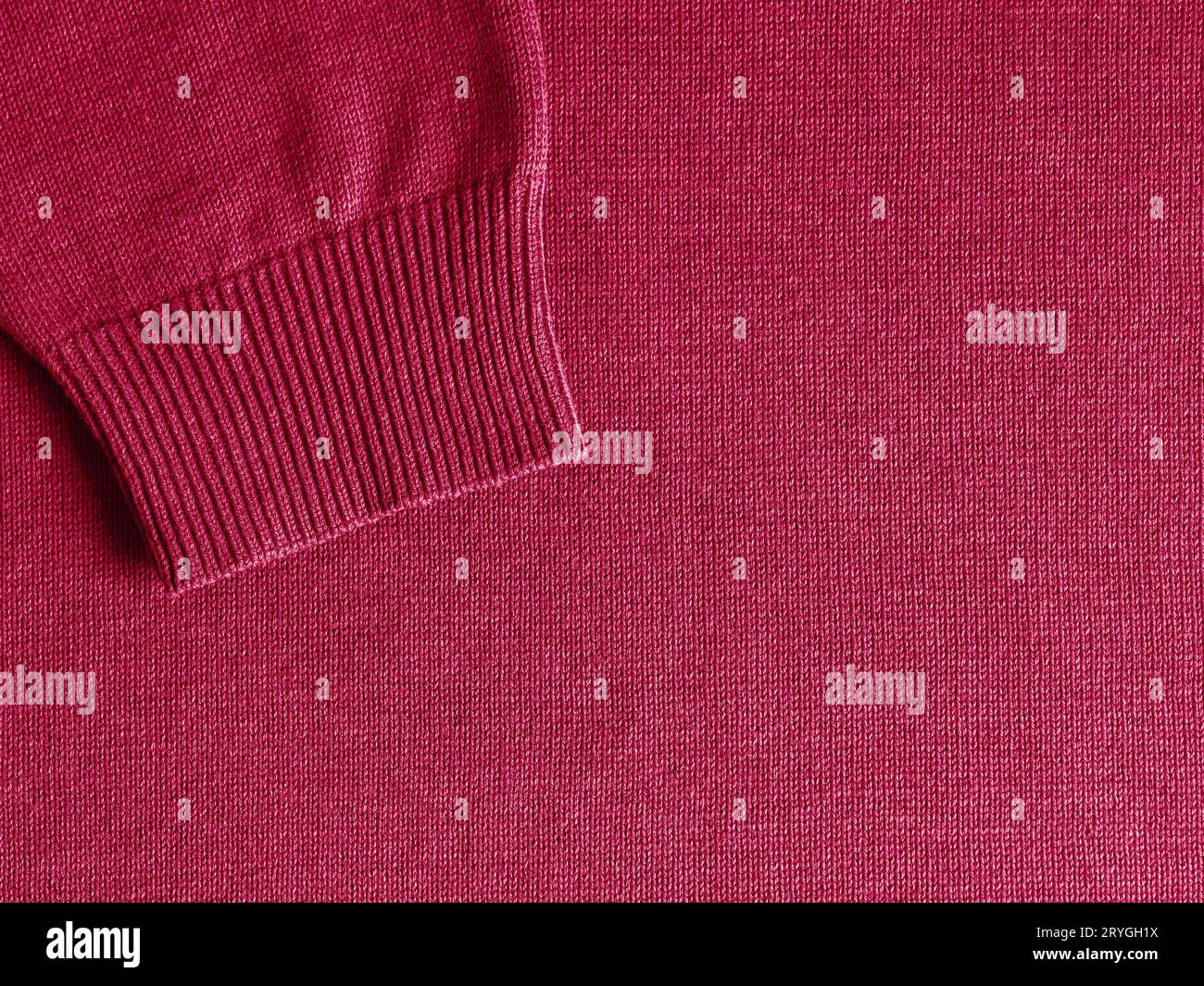 Pullover in roter Magenta-Farbe des Jahres 2023 Viva Magenta Stockfoto