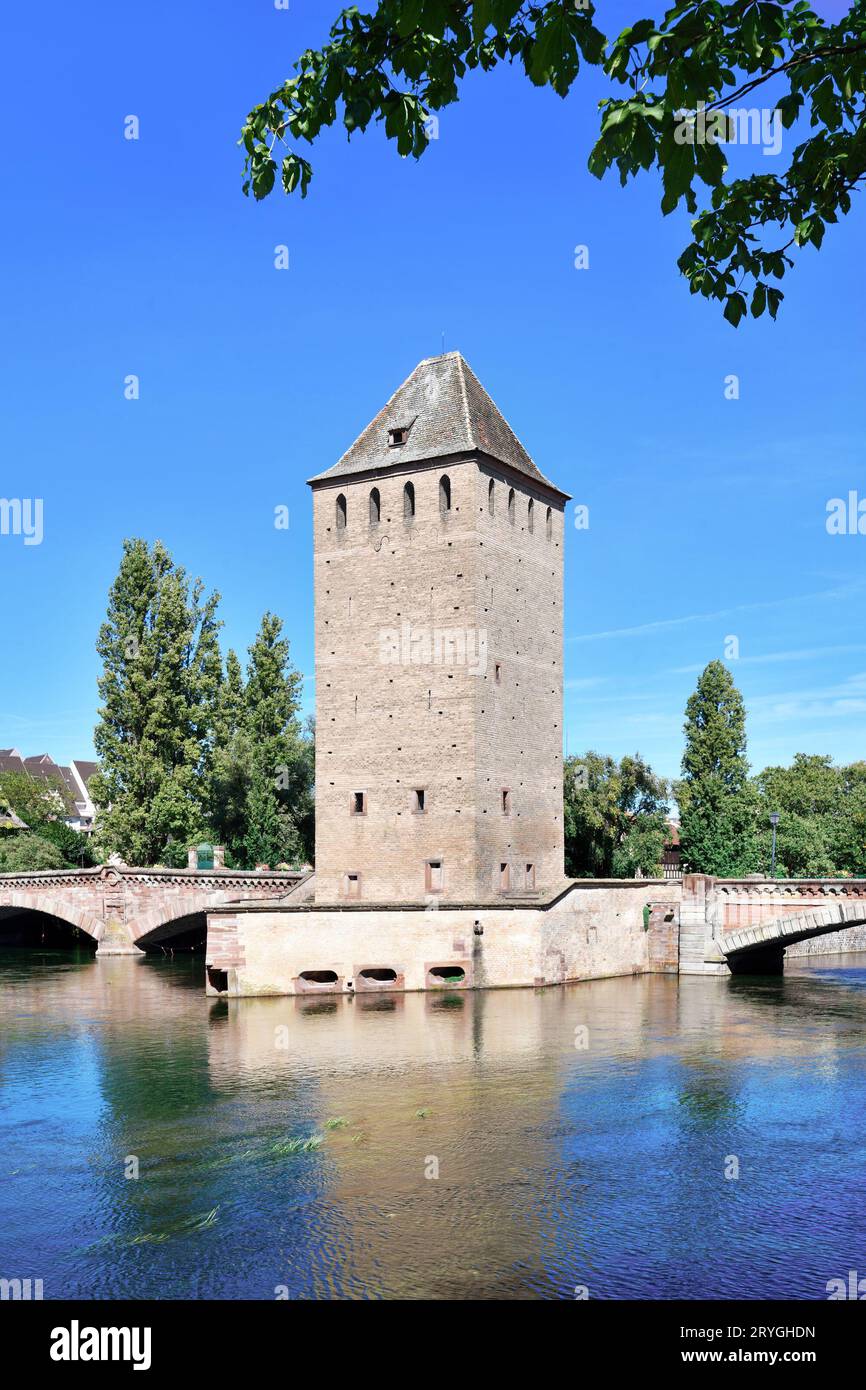 Historischer Turm der Brücke „Ponts Couvert“ als Teil der Verteidigungsarbeiten, die im 13. Jahrhundert an der Ill im Viertel „Petite France“ von Strasb errichtet wurden Stockfoto