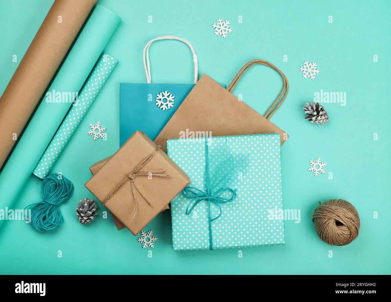 Weihnachtsgeschenke mit blauem und braunem Papier verpacken Stockfoto