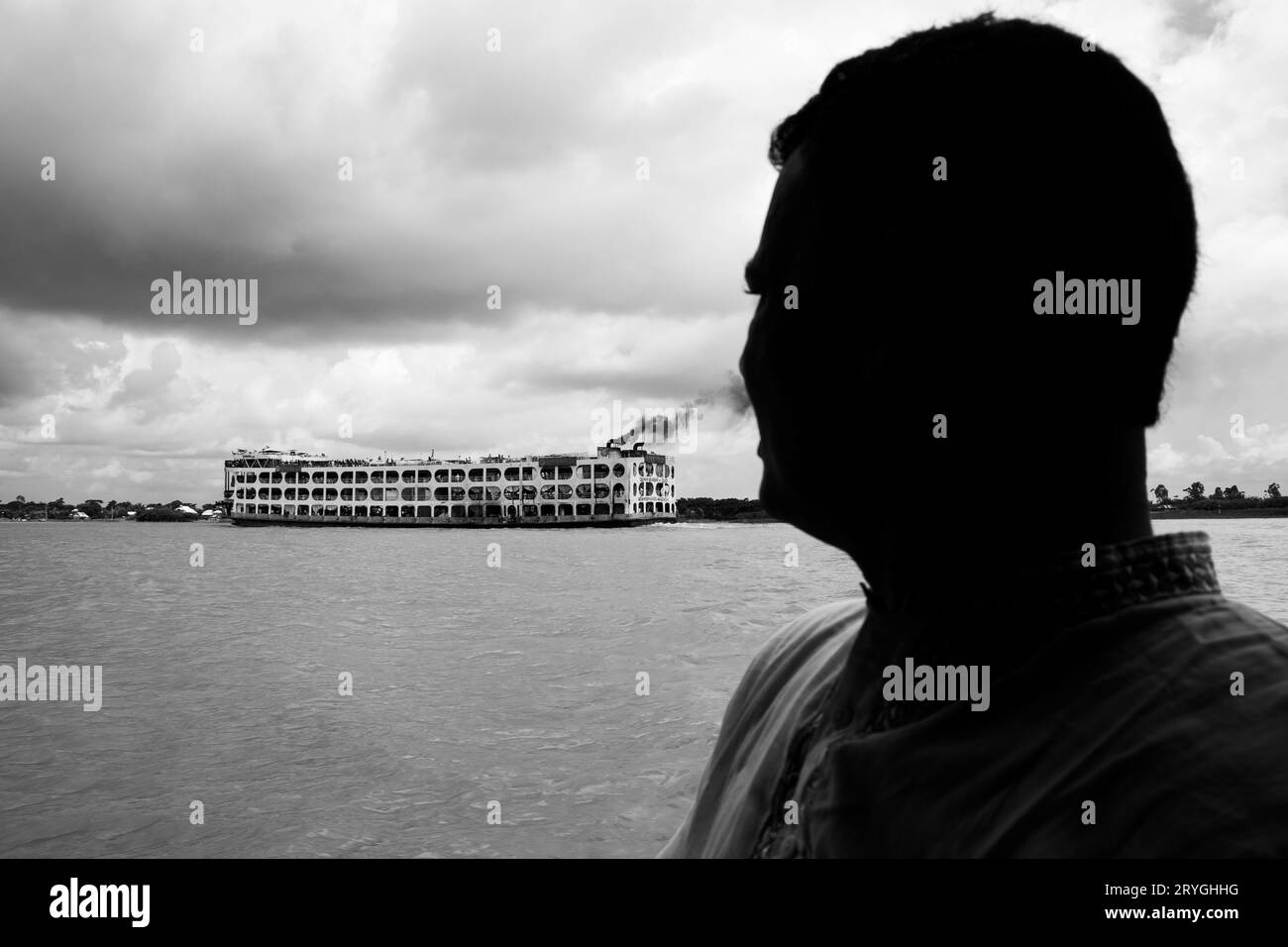 Traditionelle Bootsstation, Lebensstil der Menschen und bewölkter Himmel, aufgenommen am 25. Juni 2022, aus Jajira, Bangladesch Stockfoto