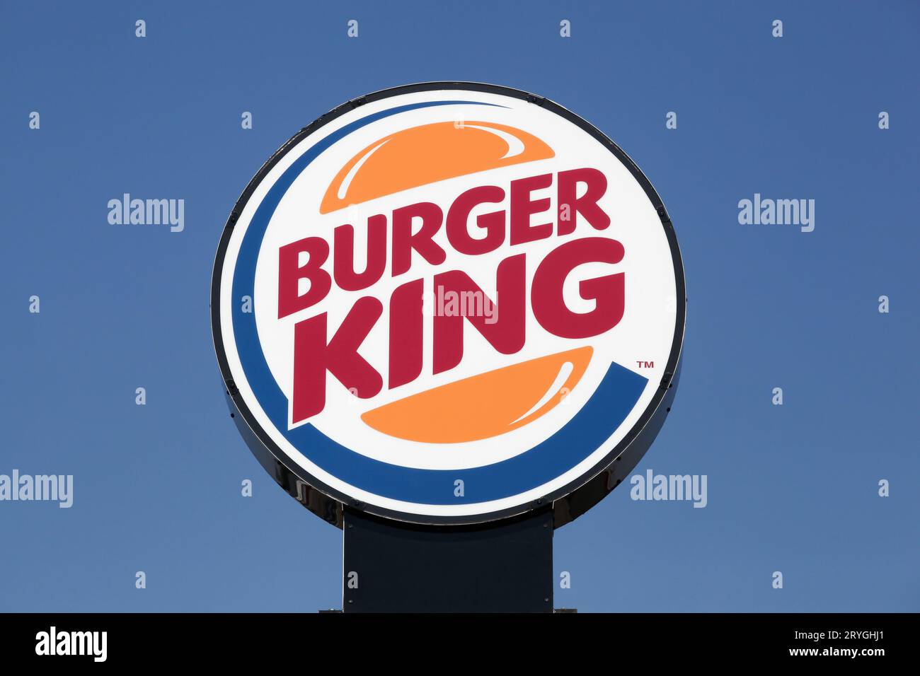 Logo der Fast-Food-Kette Burger King an einer Stange. Burger King ist eine weltweite Kette von Hamburger-Fast Food-Restaurants Stockfoto