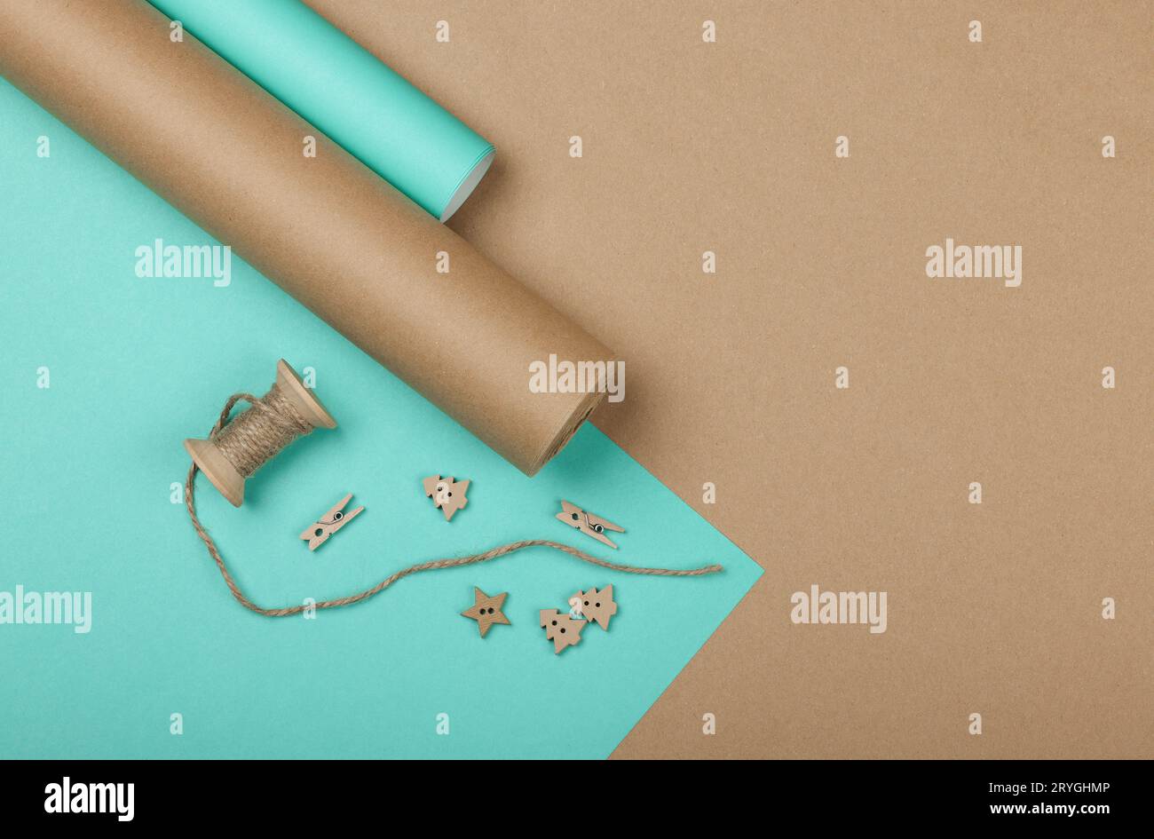Weihnachtsgeschenke mit blauem und braunem Papier verpacken Stockfoto