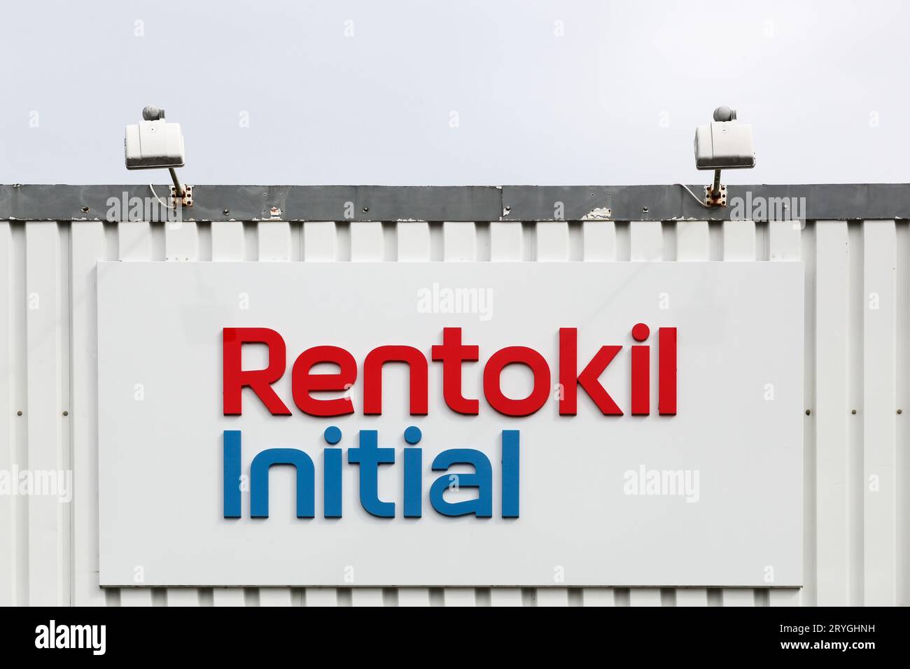 Rentokil Initial-Logo auf einer Wand. Rentokil Initial ist ein britischer Business-Services-Konzern, der sich auf Hygienedienstleistungen für Unternehmen spezialisiert hat Stockfoto