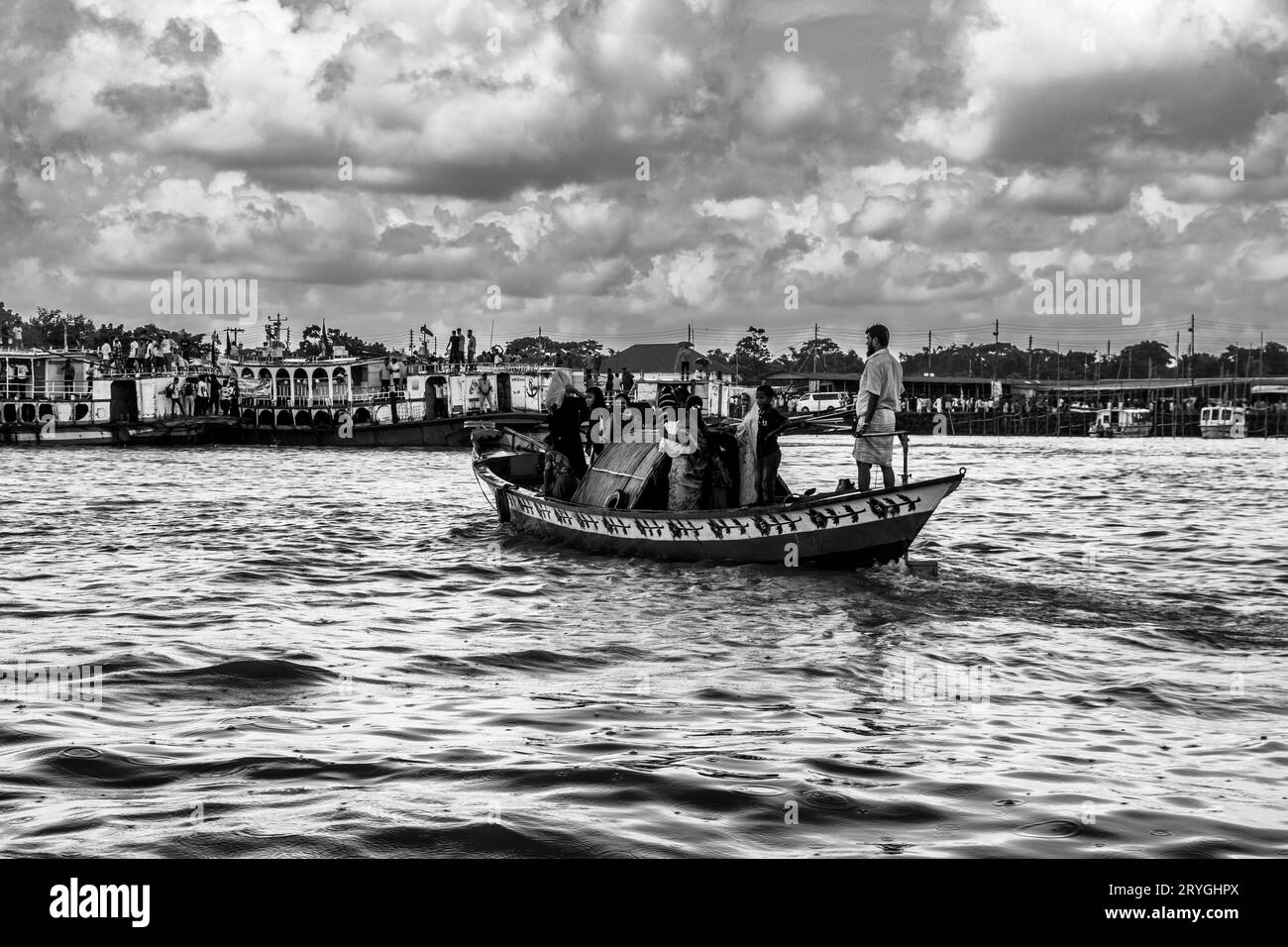 Traditionelle Bootsstation, Lebensstil der Menschen und bewölkter Himmel, aufgenommen am 25. Juni 2022, aus Jajira, Bangladesch Stockfoto