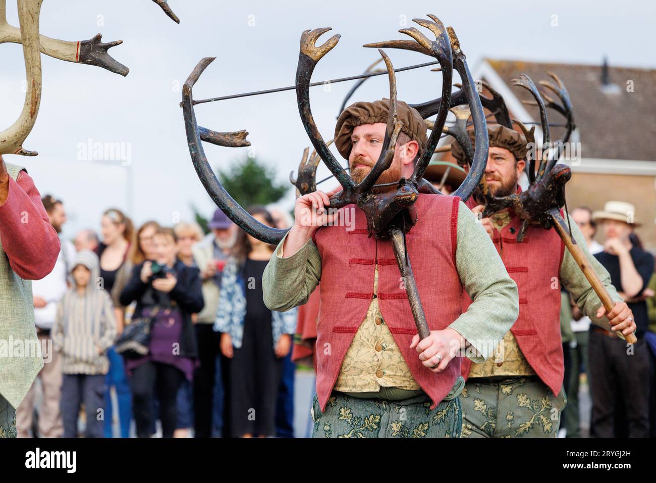 Die Abbots Bromley Horn Tänzerinnen, während sie sich zu Beginn des Tages um Abbots Bromley herum tanzten. Der Tanz wird seit 1226 aufgeführt. Geweihe werden um 7:45 Uhr aus der örtlichen Kirche entfernt, gesegnet und die Tänzer führen dann ihre Tänze in lokalen Dörfern bis 20:00 Uhr auf, wenn wieder einmal das Geweih für ein weiteres Jahr weggesperrt wird. Das jährliche Ritual beinhaltet Rentiergeweihe, ein Hobbypferd, Maid Marian und einen Narren. Stockfoto