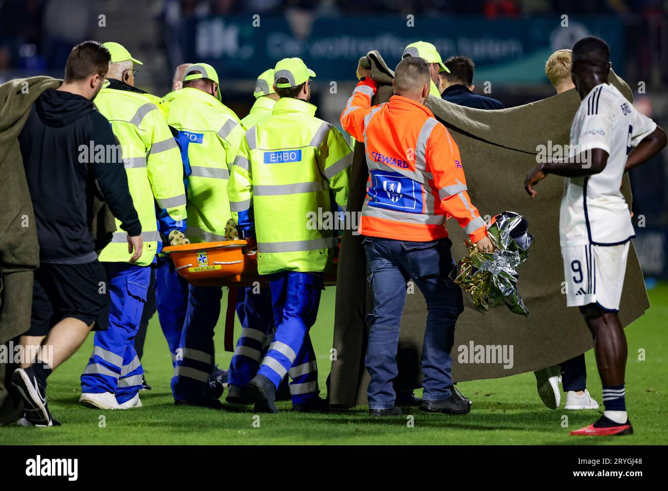 WAALWIJK, NIEDERLANDE - SEPTEMBER 30: Torhüterin Etienne Vaessen (RKC Waalwijk) verlässt das Feld nach einer sehr schweren Verletzung, die du verletzt hat Stockfoto