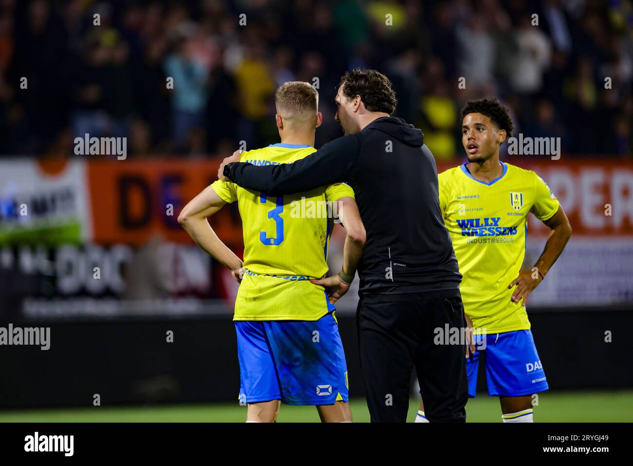 WAALWIJK, NIEDERLANDE - SEPTEMBER 30: Dario van de Buijs (RKC Waalwijk) und Daouda Weidmann (RKC Waalwijk) sorgen sich um ihren Torhüter-Look Stockfoto