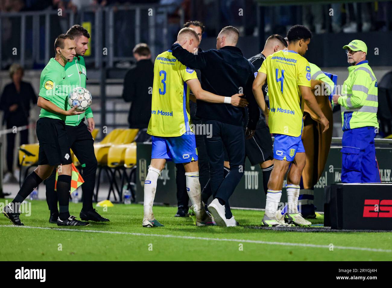 WAALWIJK, NIEDERLANDE - SEPTEMBER 30: Dario van de Buijs (RKC Waalwijk) und Daouda Weidmann (RKC Waalwijk), Shawn Adewoye (RKC Waalwijk) sind konzerne Stockfoto