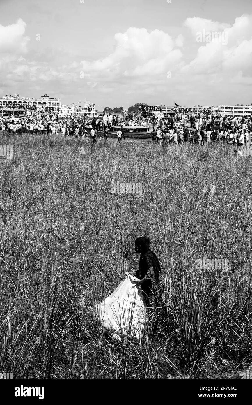 Traditionelle Bootsstation, Lebensstil der Menschen und bewölkter Himmel, aufgenommen am 25. Juni 2022, aus Jajira, Bangladesch Stockfoto