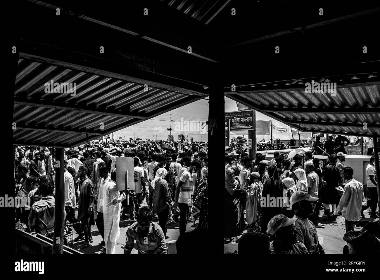 Traditionelle Bootsstation, Lebensstil der Menschen und bewölkter Himmel, aufgenommen am 25. Juni 2022, aus Jajira, Bangladesch Stockfoto