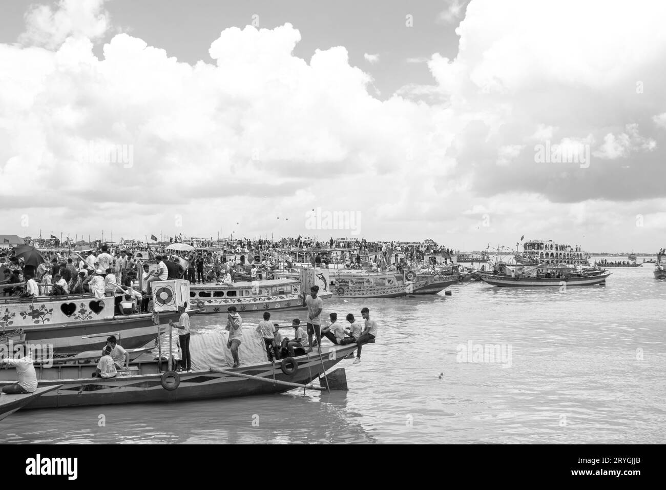 Traditionelle Bootsstation, Lebensstil der Menschen und bewölkter Himmel, aufgenommen am 25. Juni 2022, aus Jajira, Bangladesch Stockfoto