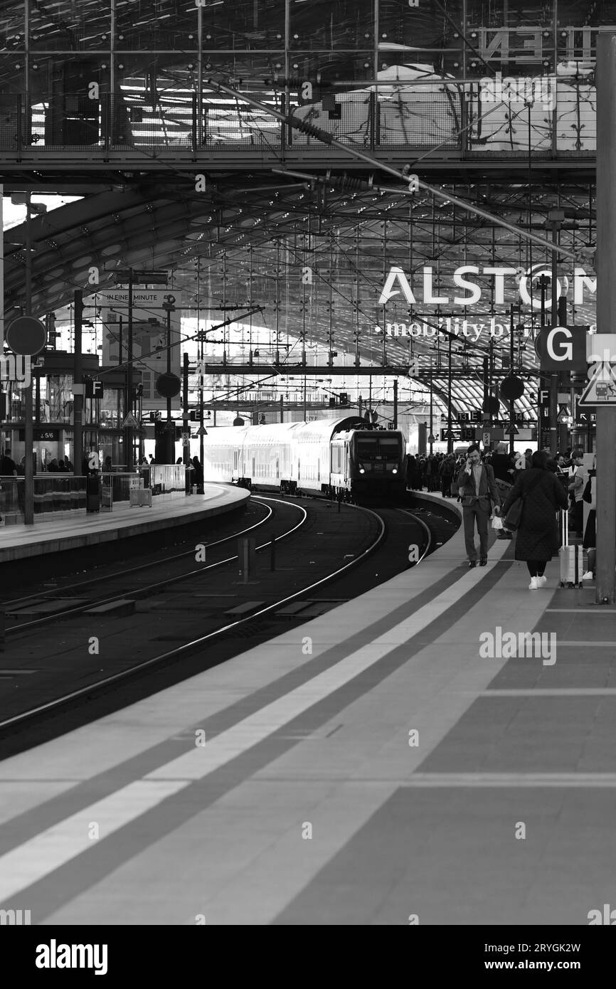 Vertikale Aufnahme eines Regionalzuges, der in den Berliner Hauptbahnhof in Berlin fährt Stockfoto